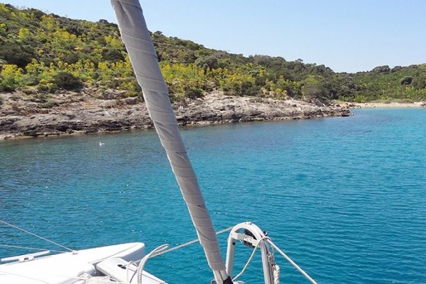 Catamaran cruise tour at the Athenian Riviera with Sailing Athens.